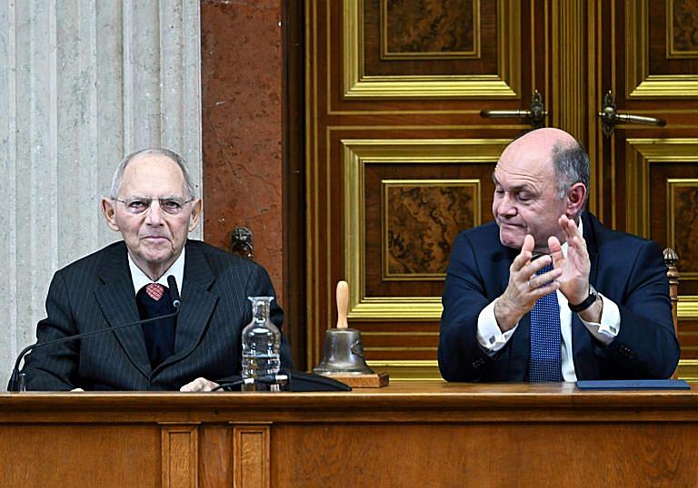 Kuruc info Schäuble az internet és a közösségi média veszélyt jelent