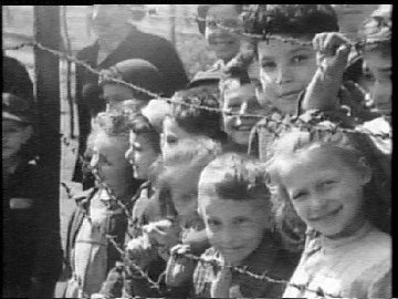 "Kiirtott" gyerekek a belseni tborban. A BBC A tborokban c. dokumentumfilmjbl