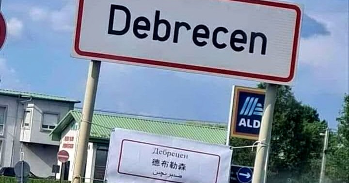 „Nem lettünk bevándorlóország”: kínai felirat a Debrecen táblánál